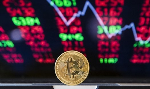 Giá đồng Bitcoin đảo chiều trượt khỏi mốc 16.000 USD. Ảnh: AFP.