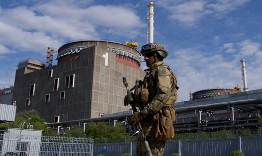 Binh sĩ Nga tuần tra bên ngoài nhà máy điện hạt nhân Zaporizhzhia ở Ukraina, ngày 1.5.2022. Ảnh: AFP