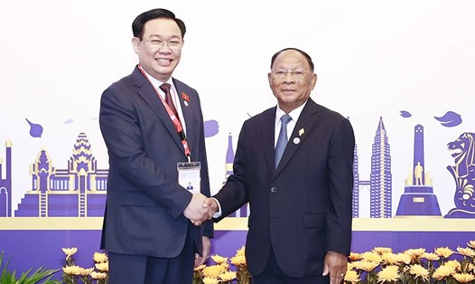 Chủ tịch Quốc hội Vương Đình Huệ chào xã giao Chủ tịch Quốc hội Campuchia, Chủ tịch AIPA-43 Samdech Heng Samrin. Ảnh: TTXVN