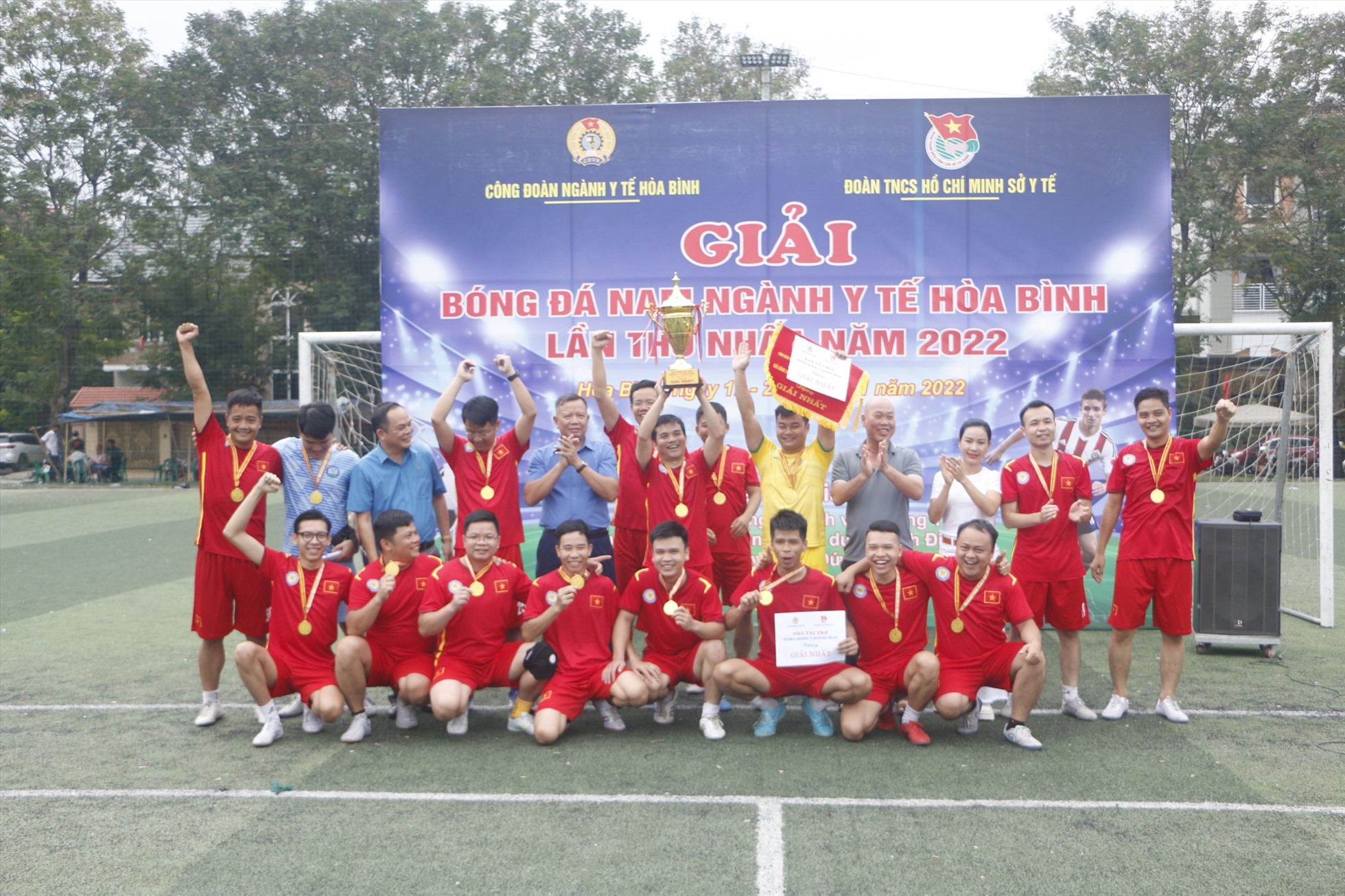 Đội bóng Bệnh viện Đa khoa tỉnh đã đạt giải nhất Giải bóng đá nam ngành Y tế Hoà Bình. Ảnh: Đỗ Đức Ninh