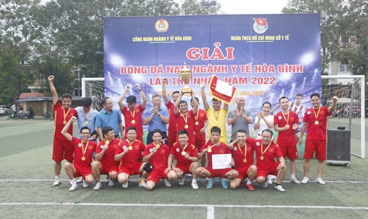 Đội bóng Bệnh viện Đa khoa tỉnh đã đạt giải nhất Giải bóng đá nam ngành Y tế Hoà Bình. Ảnh: Đỗ Đức Ninh