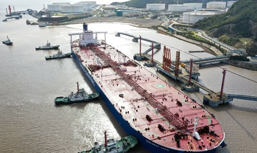 Tàu chở dầu tại cảng do Tập đoàn Hóa dầu Trung Quốc điều hành ở Chu San, tỉnh Chiết Giang, Trung Quốc, ngày 4.11.2020. Ảnh: AFP/VCG