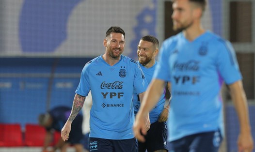 Messi cười tươi khi trở lại tập luyện bình thường cùng tuyển Argentina. Ảnh: LĐBĐ Argentina