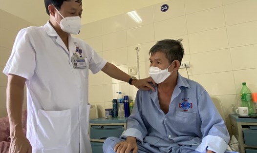 Bác sĩ cao cấp Võ Văn Xuân động viên các bệnh nhân ung thư đang điều trị tại Khoa Xạ 5. Ảnh: Thùy Linh