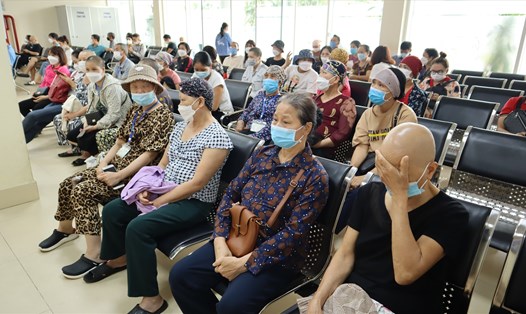 Bệnh nhân ung thư vật vã chờ xạ trị tại Bệnh viện K. Ảnh: Minh Hà