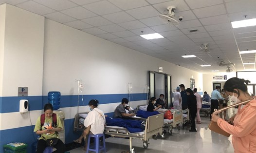 Học sinh ở Khánh Hòa nhập viện nghi ngộ độc thức ăn. Ảnh: Trần Hiền