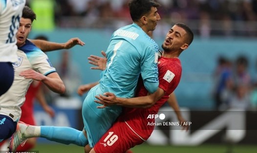 Thủ môn Iran Beiranvand bị chấn thương ở trận đấu gặp tuyển Anh. Ảnh: AFP
