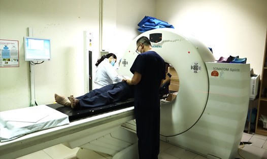 Bệnh nhân ung thư xạ trị ở bệnh viện K cơ sở Tân Triều. Ảnh: Minh Hà
