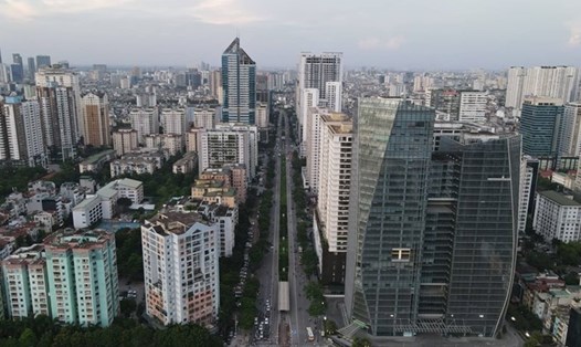 Trục đường Lê Văn Lương với hàng chục tòa cao ốc "phá vỡ" quy hoạch. Ảnh: Phạm Đông