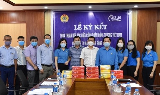 Công đoàn Công Thương Việt Nam và Công ty Giấy Tissue Sông Đuống (Tổng Công ty Giấy Việt Nam) đã tổ chức lễ ký thỏa thuận hợp tác phúc lợi đoàn viên. Ảnh: Quang Lộc