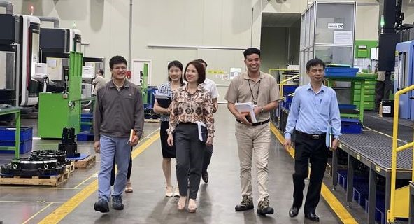 Liên đoàn Lao động huyện Thạch Thất kiểm tra công tác chuẩn bị tổ chức Đại hội điểm Công đoàn cơ sở tại  Công ty TNHH Hanwa Aero Engines. Ảnh: Nguyễn Hiền
