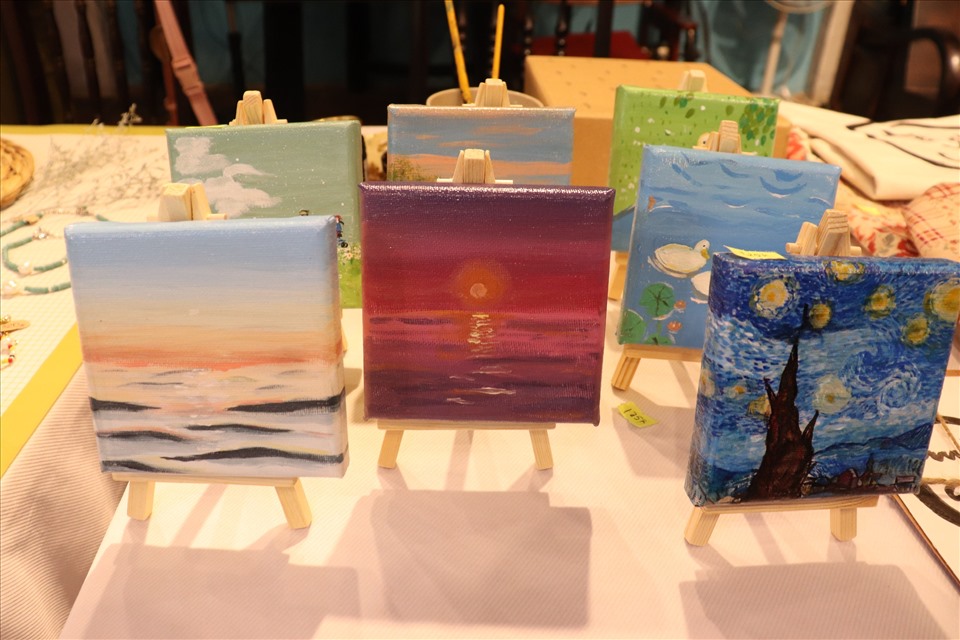 "Chợ phiên Gac-baga" (Quận Hải Châu, TP Đà Nẵng) bày bán những sản phẩm thủ công vô cùng tỉ mỉ và thân thiện với môi trường. Ảnh: Nguyễn Linh