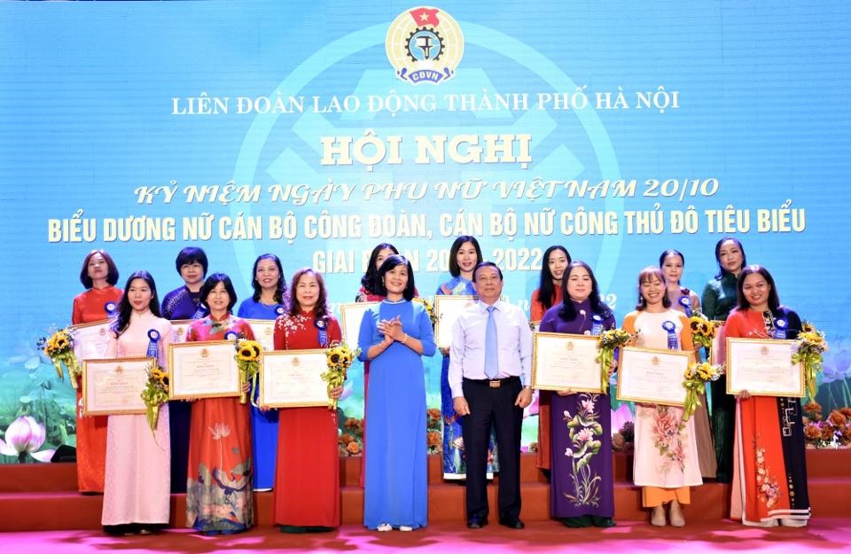 Liên đoàn Lao động Thành phố Hà Nội tổ chức biểu dương nữ cán bộ Công đoàn, cán bộ Nữ công Thủ đô tiêu biểu (tháng 10.2022). Ảnh: Hải Anh