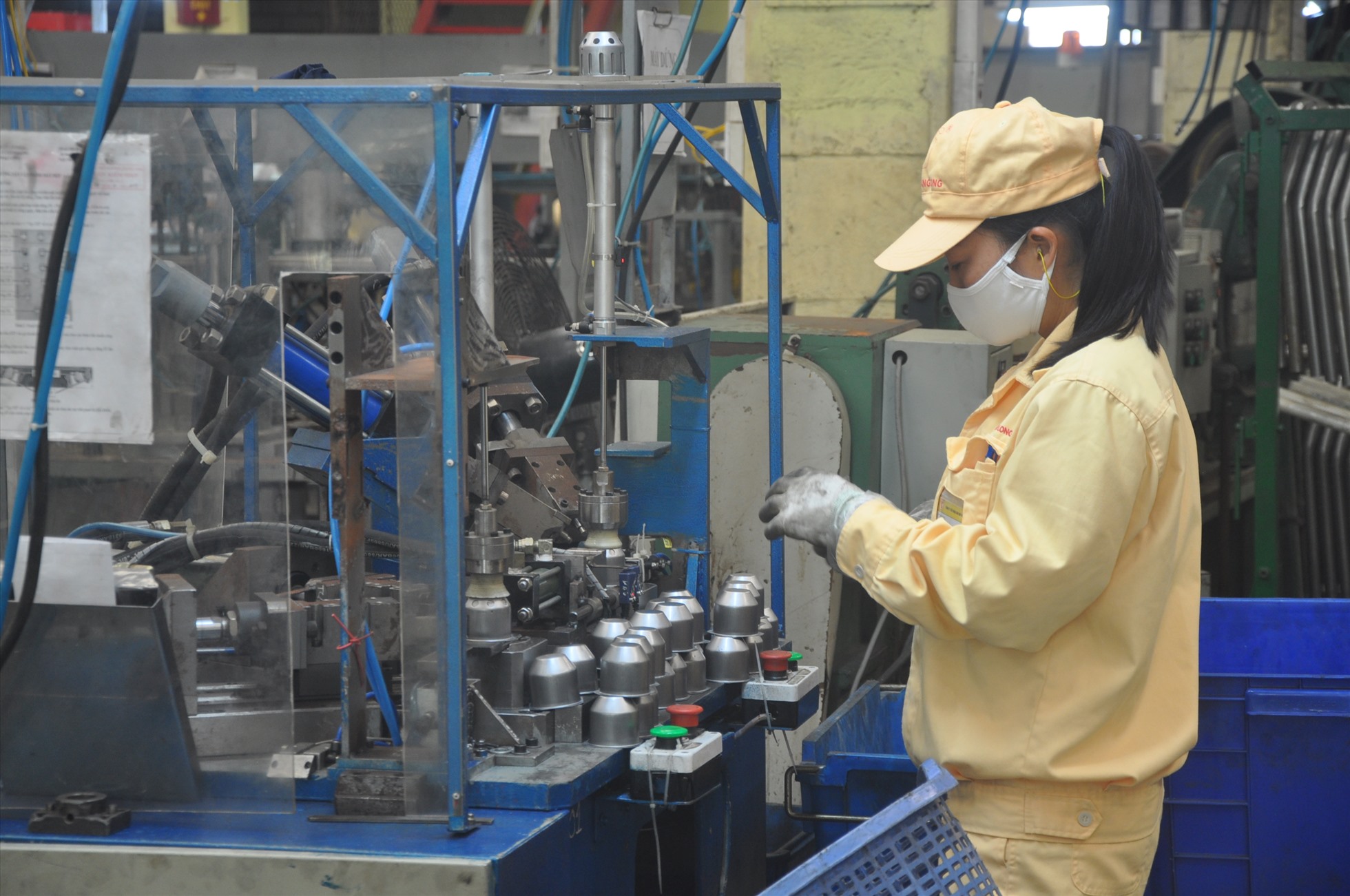 Lao động nữ trong giờ làm việc. Ảnh: Bảo Hân