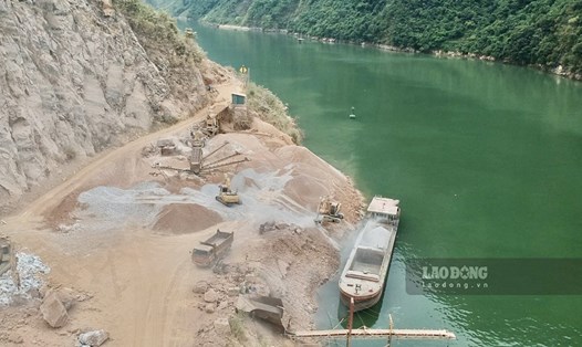 Công ty TNHH Thanh Bình vẫn tiếp tục xả thải xuống lòng hồ Thủy điện Sơn La. Ảnh: Tống Bao