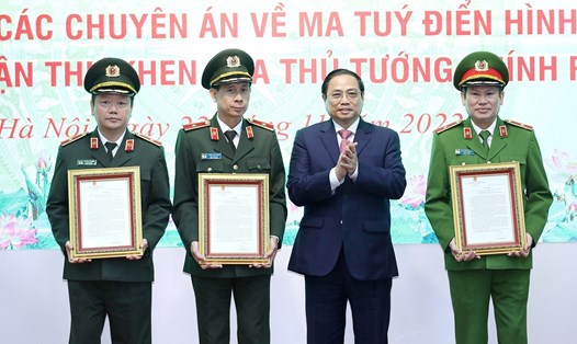 Thủ tướng Chính phủ Phạm Minh Chính trao thư khen cho các tập thể có thành tích xuất sắc trong các chuyên án về ma tuý. Ảnh: Dương Giang