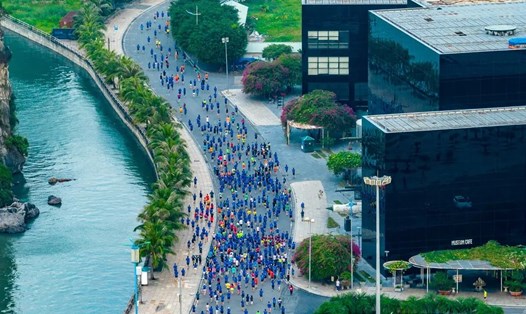 Các VĐV chạy qua Bảo tàng Quảng Ninh. Ảnh: Ban tổ chức giải chạy
