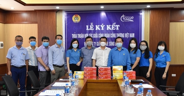 Công đoàn Công Thương Việt Nam và Công ty Giấy Tissue Sông Đuống (Tổng Công ty Giấy Việt Nam) đã tổ chức lễ ký thỏa thuận hợp tác phúc lợi đoàn viên. Ảnh: Quang Lộc