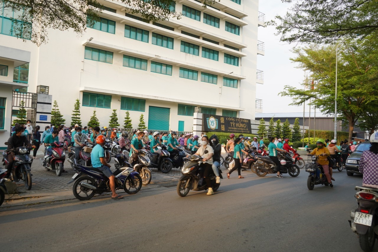 LĐLĐ quận Bình Tân đã giới thiệu cho 4 doanh nghiệp đến tuyển dụng lao động mất việc của Công ty Tỷ Hùng. Ảnh: Phương Ngân