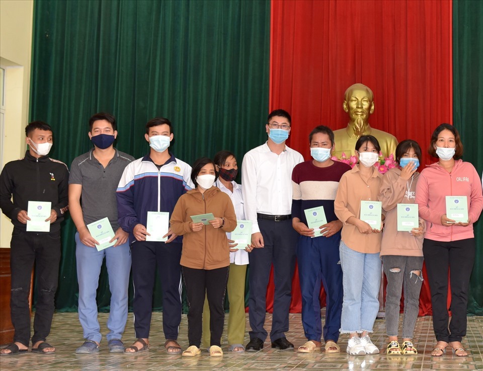 Người có hoàn cảnh khó khăn tại Hà Nội được tặng thẻ BHXH và sổ BHXH. Ảnh: BHXH TP.Hà Nội