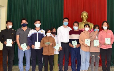Người có hoàn cảnh khó khăn tại Hà Nội được tặng thẻ BHXH và sổ BHXH. Ảnh: BHXH TP.Hà Nội