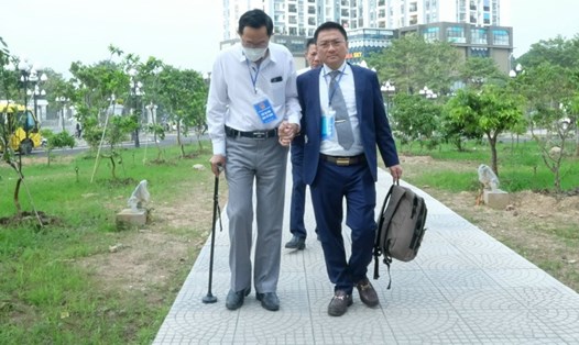 Cựu Thứ trưởng Cao Minh Quang (bên trái) đến toà buổi sáng hôm qua (21.11). Ảnh: Việt Dũng