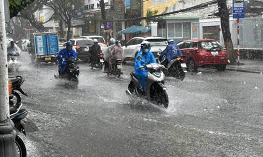 Một số tuyến đường Đà Nẵng chỉ mưa kéo dài 1 đến 2 giờ có thể ngập. Ảnh: Diệu Hoàng