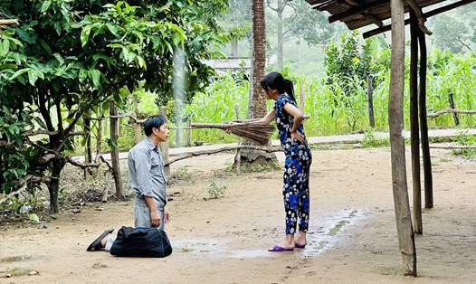 Thái Hòa và Cao Thái Hà trong phim "Mẹ rơm". Ảnh: VFC