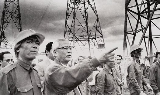 Cố Thủ tướng Võ Văn Kiệt (thứ hai, từ trái sang) là người đưa ra chủ trương thực hiện đường dây tải điện 500 kV Bắc - Nam, hoàn thành năm 1994. Ảnh tư liệu do Ban tổ chức hội thảo cung cấp