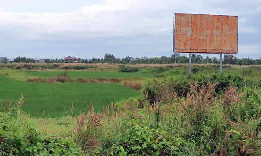 Sau khởi công từ năm 2018, Dự án Bệnh viện hơn 1.300 tỉ tại tỉnh Bạc Liêu vẫn là bãi đất trống. Ảnh: Nhật Hồ