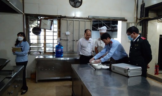 Đoàn kiểm tra thực tế vệ sinh thực phẩm tại cơ sở chế biến. Nguồn ảnh: Chi cục ATVSTP tỉnh Lạng Sơn.