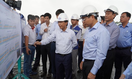 Bộ trưởng Bộ Giao thông Vận tải Nguyễn Văn Thắng kiểm tra tiến độ cao tốc đoạn Dầu Giây - Phan Thiết. Ảnh: Hà Anh Chiến