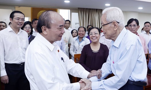 Chủ tịch nước Nguyễn Xuân Phúc thăm hỏi cử tri quận 10.  Ảnh: TTXVN