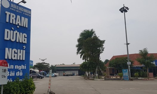 Trạm dừng nghỉ thành phố Ninh Bình được xây dựng với tổng mức đầu tư 11 tỉ đồng, đang rơi vào tình trạng "vắng như chùa Bà Đanh" sau hơn 10 năm đi vào hoạt động. Ảnh: Diệu Anh