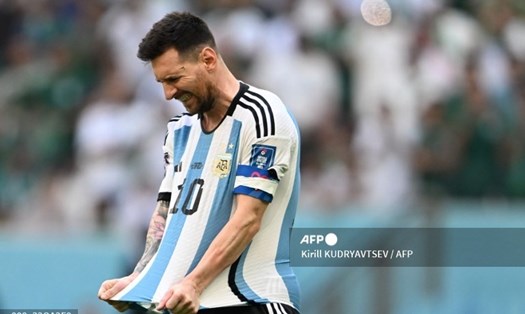 Lionel Messi ghi bàn nhưng Argentina thua ngược trước Saudi Arabia. Ảnh: AFP