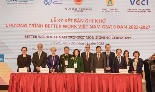 Đại diện các bên ký kết bản ghi nhớ Chương trình Better Work Việt Nam giai đoạn 2023-2027. Ảnh: Bảo Hân