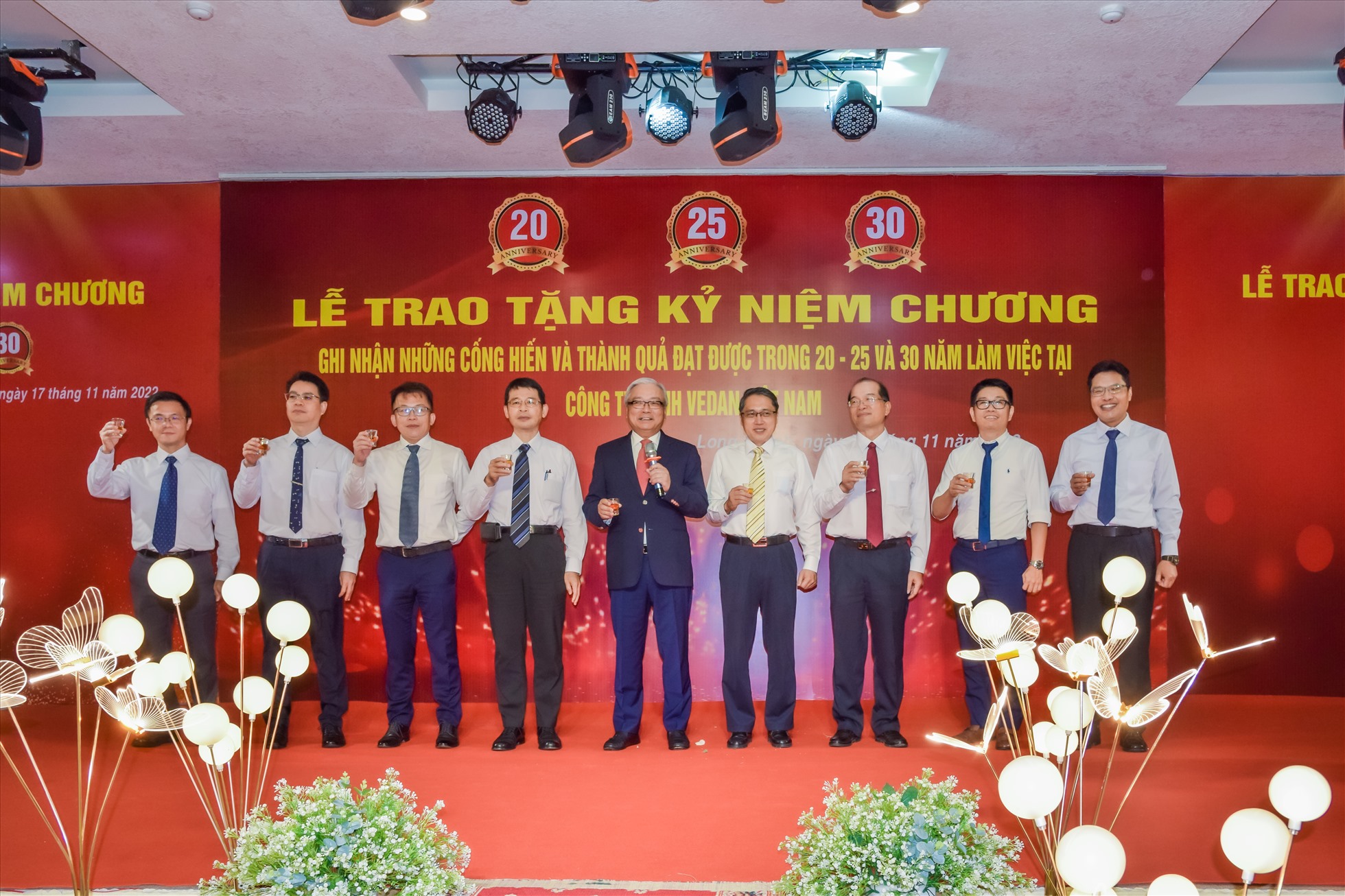 Ban Giám đốc Công ty chúc mừng 219 nhân viên nhận kỷ niệm chương năm 2022. Ảnh: Vedan