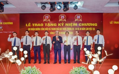Ban Giám đốc Công ty chúc mừng 219 nhân viên nhận kỷ niệm chương năm 2022. Ảnh: Vedan