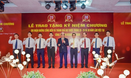 Ban Giám đốc Công ty chúc mừng 219 nhân viên nhận kỷ niệm chương năm 2022. Ảnh: Vedan