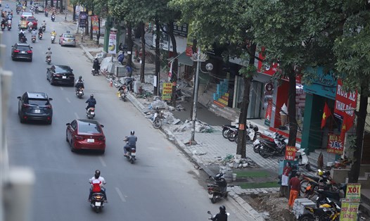 Vỉa hè đường Nguyễn Chí Thanh nhếch nhác vì thi công chậm chạp. Ảnh: Hữu Chánh