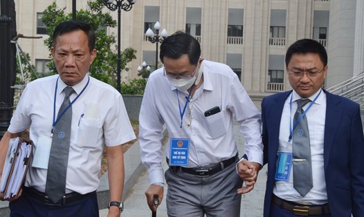 Cựu Thứ trưởng Cao Minh Quang (ở giữa) trong phiên toà ngày 21.11. Bị cáo đến phiên xử phải có giúp đỡ của luật sư. Ảnh: Việt Dũng