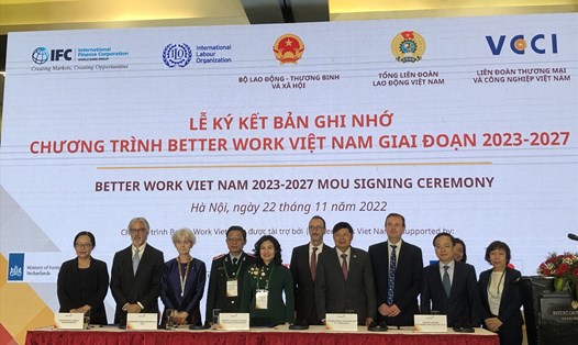 Đại diện các bên ký biên bản ghi nhớ Chương trình Better Work Việt Nam giai đoạn 2023-2027. Ảnh: Bảo Hân