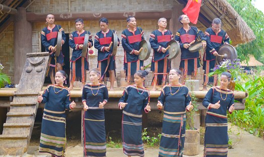 Trang phục truyền thống thể hiện bản sắc của mỗi cộng đồng dân tộc. Ảnh: Hồng Trang