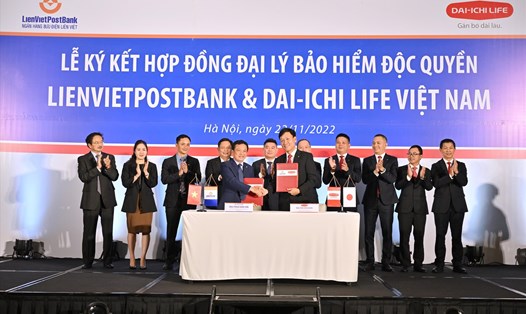 LienVietPostBank và Dai-ichi Life Việt Nam ký kết hợp đồng độc quyền kinh doanh bảo hiểm liên kết ngân hàng 15 năm. Ảnh: LienVietPostBank