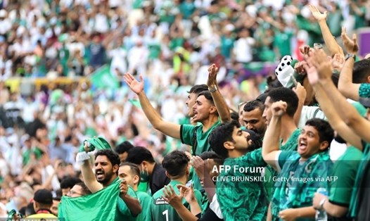 Cổ động viên Saudi Arabia ăn mừng sau chiến thắng lịch sử của đội nhà. Ảnh: AFP