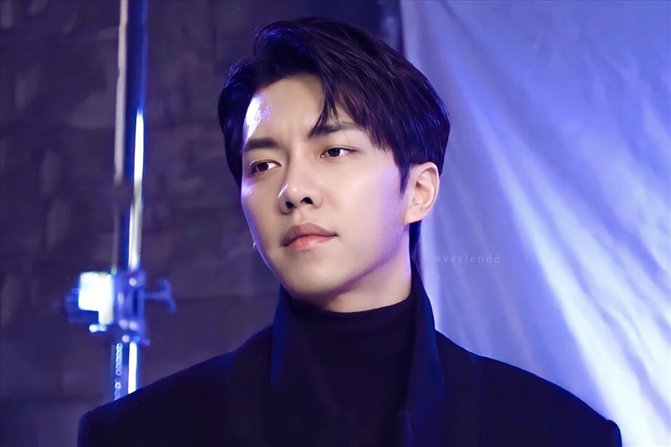 Lee Seung Gi tung bằng chứng tố công ty quản lý quỵt lương suốt 18 năm. Ảnh: Xinhua.