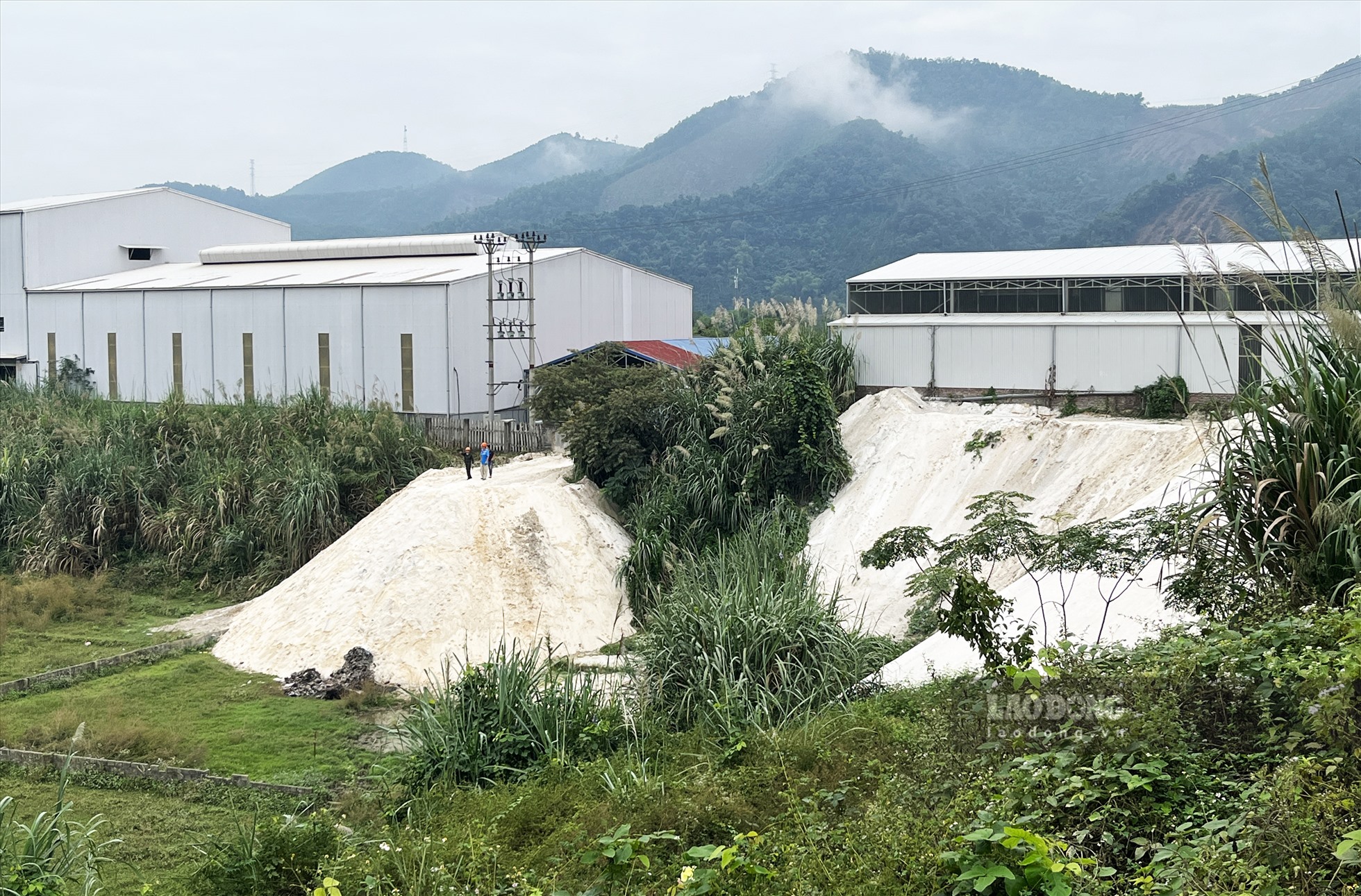 Hàng nghìn tấn bột đá, cát thạch anh bị Công ty Kim An An (KCN Thanh Bình, Chợ Mới, Bắc Kạn) đổ trực tiếp ra môi trường. Ảnh: Nguyễn Tùng