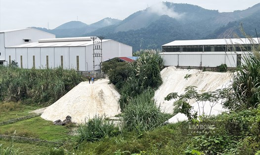 Hàng nghìn tấn bột đá, cát thạch anh bị Công ty Kim An An (KCN Thanh Bình, Chợ Mới, Bắc Kạn) đổ trực tiếp ra môi trường. Ảnh: Nguyễn Tùng