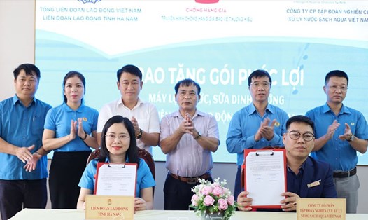 Lãnh đạo Liên đoàn Lao động tỉnh và Công ty Cổ phần Tập đoàn nghiên cứu xử lý nước sạch Aqua Việt Nam ký kết thỏa thuận hợp tác. Ảnh: Hải Yến