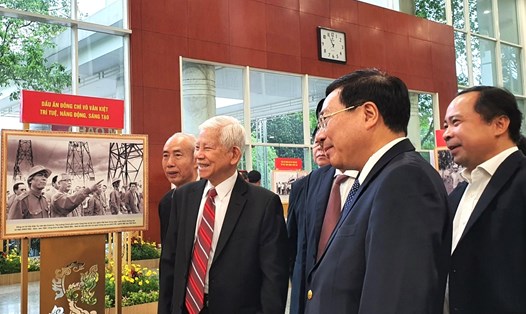 Các lãnh đạo, nguyên lãnh đạo Đảng và Nhà nước tham quan triển lãm ảnh về những dấu ấn của cố Thủ tướng Võ Văn Kiệt. Ảnh: Minh Quân